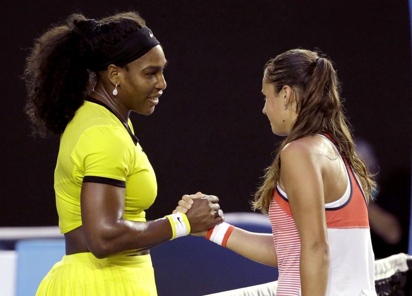 Melbourne, Australia: Serena Williams e Daria Kasatkina si stringono la mano alla fine dell&#39;incontro vinto dalla Statunitense con il punteggio di 6-1, 6-1 (AP)
